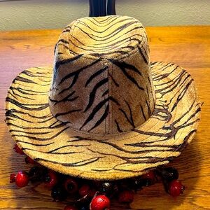 Urban Cowgirl Hat  Chic and Sassy!!!
Animal Print.  Size One
Light Brown/Black